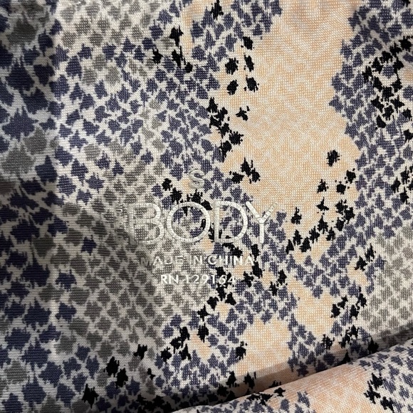 faux-snake print 8" biker shorts - Picture 3 of 5